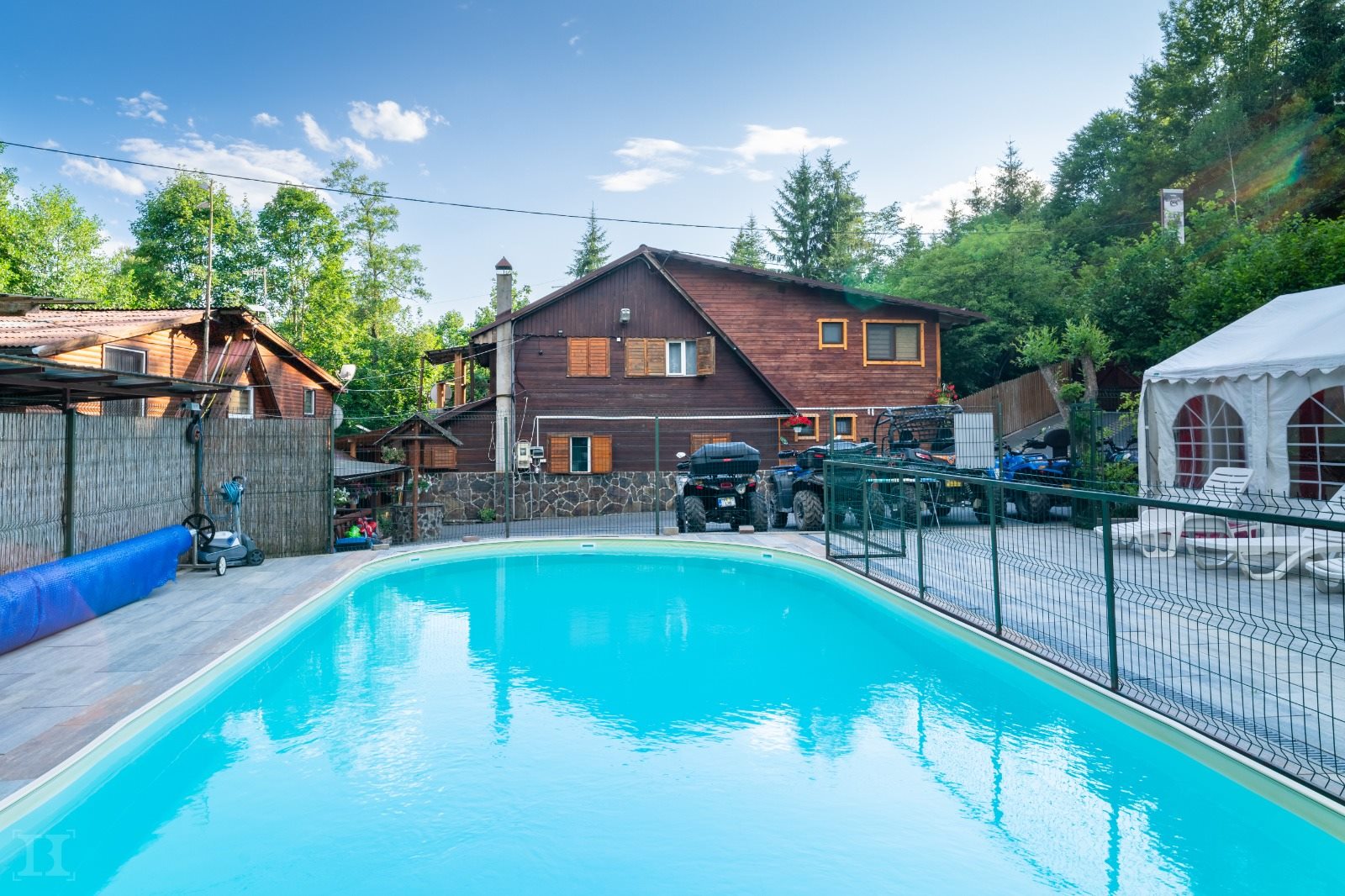 Piscina exterioară fotografiată în curtea hanului
